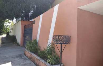 Imagem: A casa possui 4 Dormitórios, 3 Banheiros, 4 Vagas na garagem