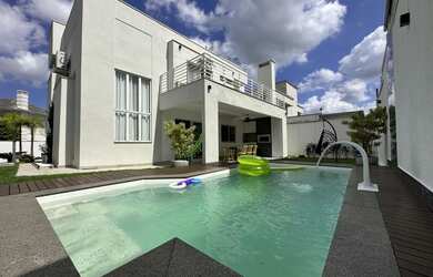 Imagem: A casa possui 3 Dormitórios, 3 Banheiros, 2 Vagas na garagem