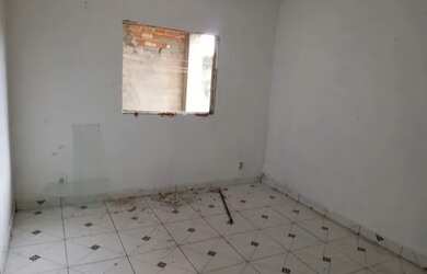 Imagem: A casa possui 5 Dormitórios, 1 Banheiro, 1 Vaga na garagem