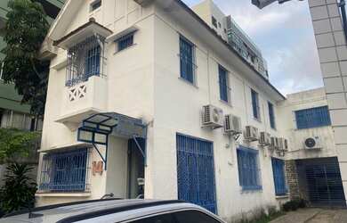 Imagem: A casa possui 5 Dormitórios, 5 Banheiros, 5 Vagas na garagem