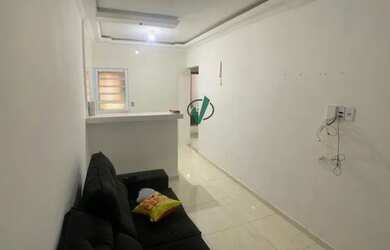 Imagem: A casa possui 2 Dormitórios, 2 Banheiros, 2 Vagas na garagem