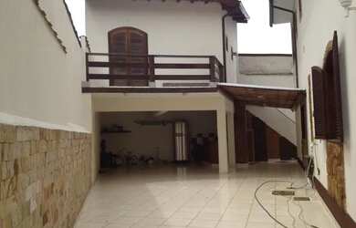 Imagem: A casa possui 4 Dormitórios, 5 Banheiros, 4 Vagas na garagem