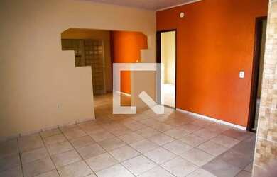 Imagem: A casa possui 3 Dormitórios, 2 Banheiros, 1 Vaga na garagem