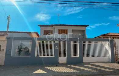 Imagem: A casa possui 5 Dormitórios, 2 Banheiros, 4 Vagas na garagem