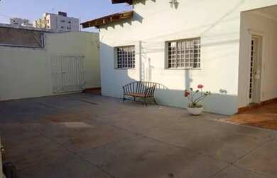 Imagem: A casa possui 3 Dormitórios, 1 Banheiro, 200m² de Área e