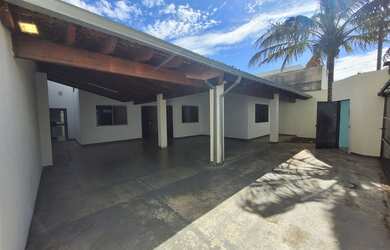 Imagem: A casa possui 3 Dormitórios, 1 Banheiro, 5 Vagas na garagem