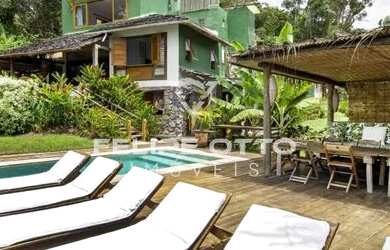 Imagem: A casa possui 5 Dormitórios, 5 Banheiros e 390m² de Área