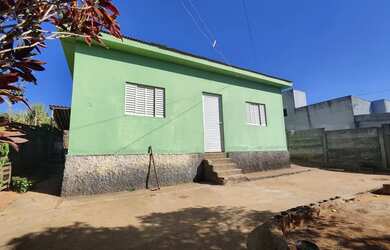 Imagem: A casa possui 2 Dormitórios, 1 Banheiro, 3 Vagas na garagem