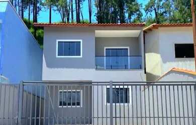 Imagem: A casa possui 3 Dormitórios, 3 Banheiros, 2 Vagas na garagem