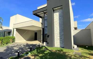 Imagem: A casa possui 4 Dormitórios, 4 Banheiros, 3 Vagas na garagem