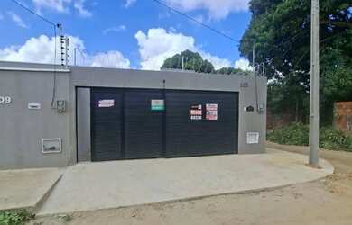 Imagem: A casa possui 3 Dormitórios, 2 Banheiros, 2 Vagas na garagem