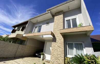 Imagem: A casa possui 2 Dormitórios, 2 Banheiros, 4 Vagas na garagem