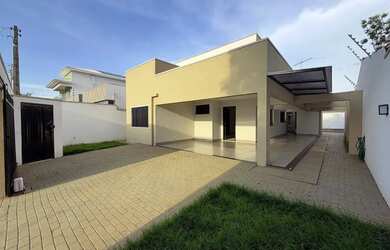 Imagem: A casa possui 4 Dormitórios, 3 Banheiros, 4 Vagas na garagem