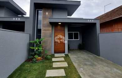 Imagem: A casa possui 3 Dormitórios, 2 Banheiros, 2 Vagas na garagem