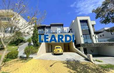 Imagem: A casa em condomínio possui 4 Dormitórios, 5 Banheiros, 4