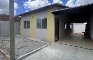 Imagem: A casa possui 3 Dormitórios, 2 Banheiros, 1 Vaga na garagem