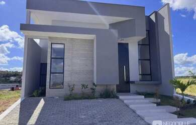 Imagem: A casa em condomínio possui 3 Dormitórios, 2 Banheiros, 2