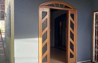 Imagem: A casa possui 4 Dormitórios, 3 Banheiros, 1 Vaga na garagem