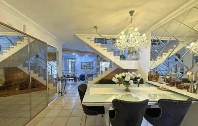 Imagem: A casa possui 4 Dormitórios, 5 Banheiros, 4 Vagas na garagem