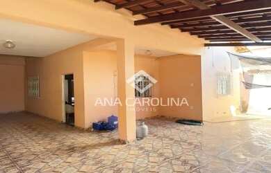 Imagem: A casa possui 3 Dormitórios, 1 Banheiro, 220m² de Área e