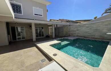 Imagem: A casa em condomínio possui 4 Dormitórios, 4 Banheiros, 2