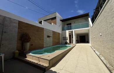 Imagem: A casa possui 4 Dormitórios, 1 Banheiro, 4 Vagas na garagem