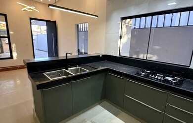 Imagem: A casa possui 3 Dormitórios, 2 Banheiros, 4 Vagas na garagem