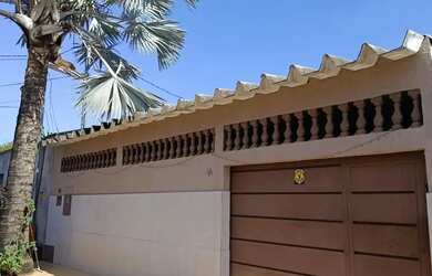 Imagem: A casa possui 3 Dormitórios, 4 Banheiros, 3 Vagas na garagem