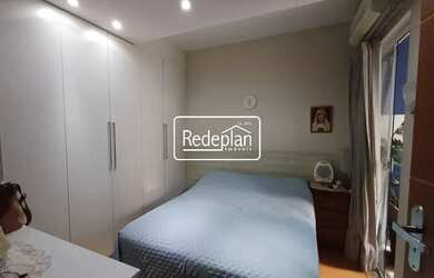 Imagem: A casa possui 4 Dormitórios, 2 Banheiros, 2 Vagas na garagem