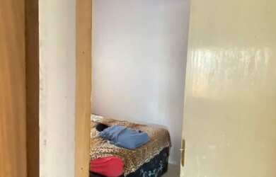 Imagem: A casa possui 3 Dormitórios, 1 Banheiro, 2 Vagas na garagem