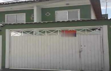 Imagem: A casa possui 3 Dormitórios, 2 Banheiros, 4 Vagas na garagem