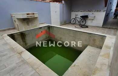 Imagem: A casa possui 2 Dormitórios, 2 Banheiros, 2 Vagas na garagem