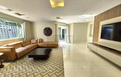 Imagem: A casa possui 4 Dormitórios, 5 Banheiros, 4 Vagas na garagem