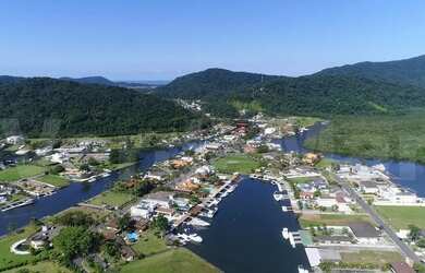 Imagem: A casa em condomínio possui 5 Dormitórios, 5 Banheiros, 4