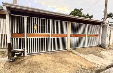 Imagem: A casa possui 2 Dormitórios, 1 Banheiro, 3 Vagas na garagem