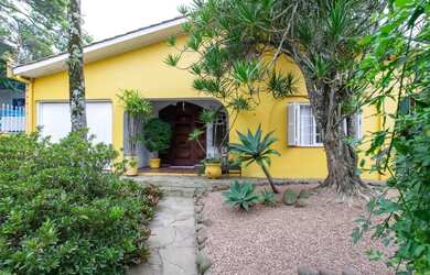 Imagem: A casa possui 5 Dormitórios, 4 Banheiros, 3 Vagas na garagem