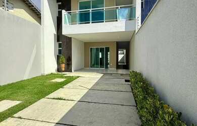 Imagem: A casa possui 3 Dormitórios, 3 Banheiros, 2 Vagas na garagem