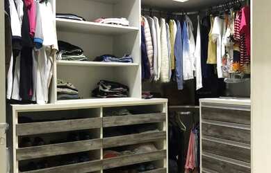 Imagem: A casa possui 4 Dormitórios, 5 Banheiros, 4 Vagas na garagem