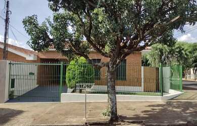 Imagem: A casa possui 3 Dormitórios, 1 Banheiro, 1 Vaga na garagem