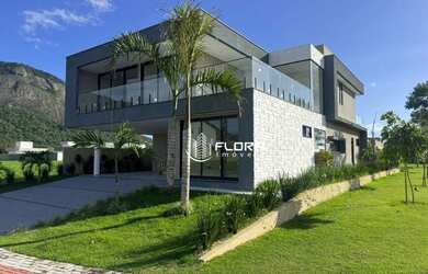 Imagem: A casa em condomínio possui 4 Dormitórios, 3 Banheiros, 4