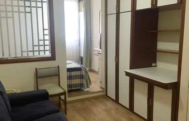 Imagem: O apartamento possui 1 Dormitório, 1 Banheiro, 1 Vaga na garagem