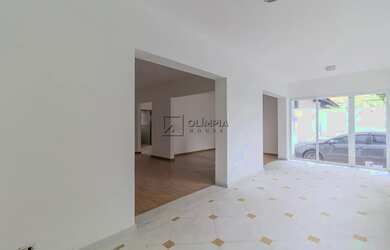 Imagem: A casa possui 4 Dormitórios, 5 Banheiros, 4 Vagas na garagem