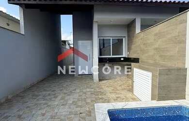 Imagem: A casa possui 2 Dormitórios, 2 Banheiros, 2 Vagas na garagem