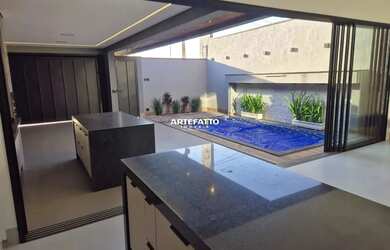 Imagem: A casa possui 3 Dormitórios, 3 Banheiros, 2 Vagas na garagem