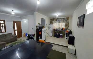 Imagem: A casa possui 4 Dormitórios, 3 Banheiros, 2 Vagas na garagem