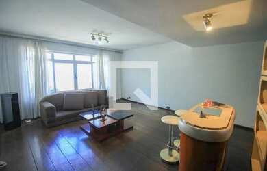 Imagem: A casa possui 4 Dormitórios, 4 Banheiros, 5 Vagas na garagem