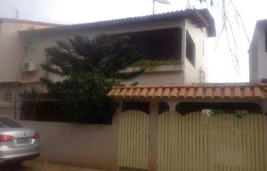 Imagem: A casa possui 5 Dormitórios, 4 Banheiros, 4 Vagas na garagem