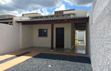 Imagem: A casa possui 2 Dormitórios, 1 Banheiro, 2 Vagas na garagem