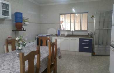 Imagem: A casa possui 3 Dormitórios, 2 Banheiros, 3 Vagas na garagem