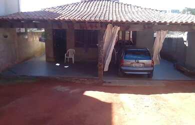 Imagem: A casa possui 2 Dormitórios, 1 Banheiro, 4 Vagas na garagem